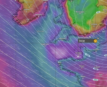 Vítr přes 70 uzlů. Závodníci Route du Rhum bojují s bouří ještě v přístavu